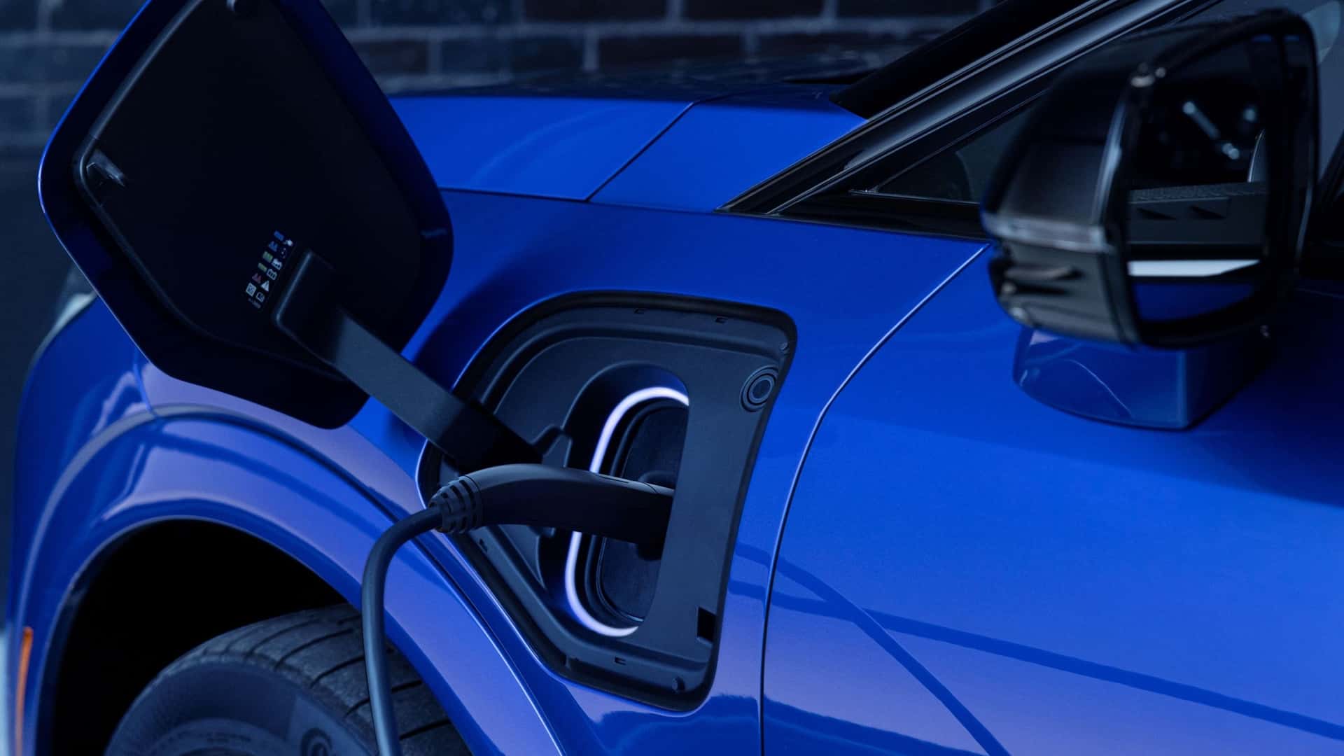 Tesla elbil oplades ved en ladestation