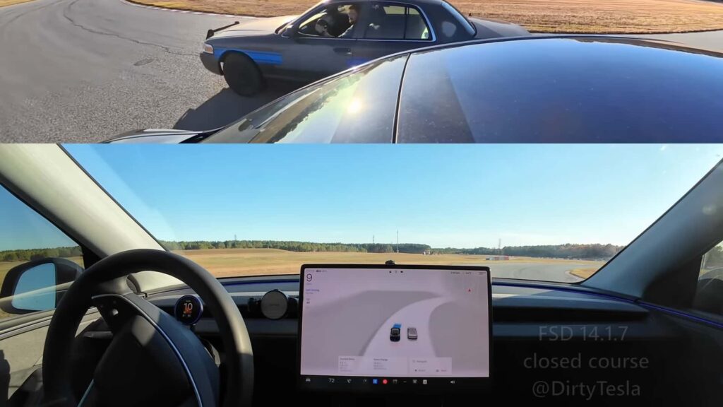 Tesla bil interiør med autopilot display på lukket bane