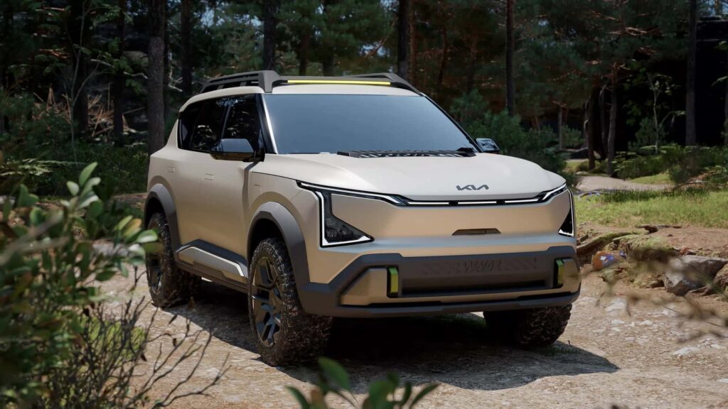 Elektrisk SUV på skovvej med futuristisk design og robuste dæk