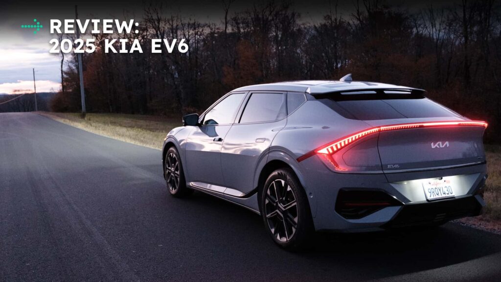 2025 Kia EV6 elbil under anmeldelse på en stille landevej i skumringen