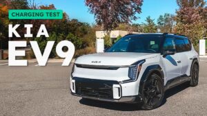 KIA EV9 under opladningstest foran en ladestation