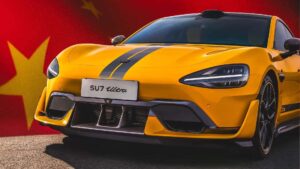 Gul elektrisk bil model SU7 Ultra foran kinesisk flag