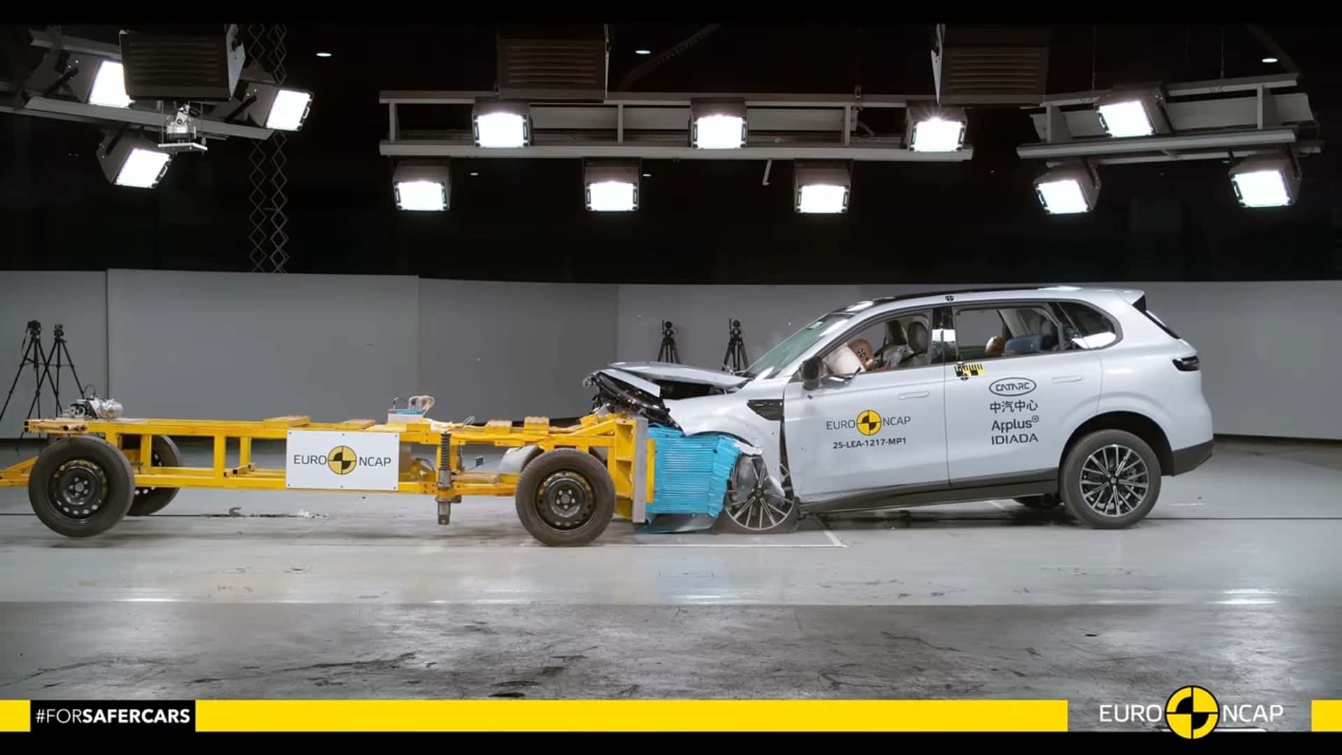 Crash test af en SUV i Euro NCAP testcenter med sikkerhedsdukke