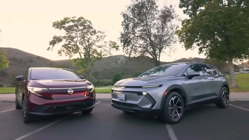 To moderne elbiler parkeret i en naturskøn park