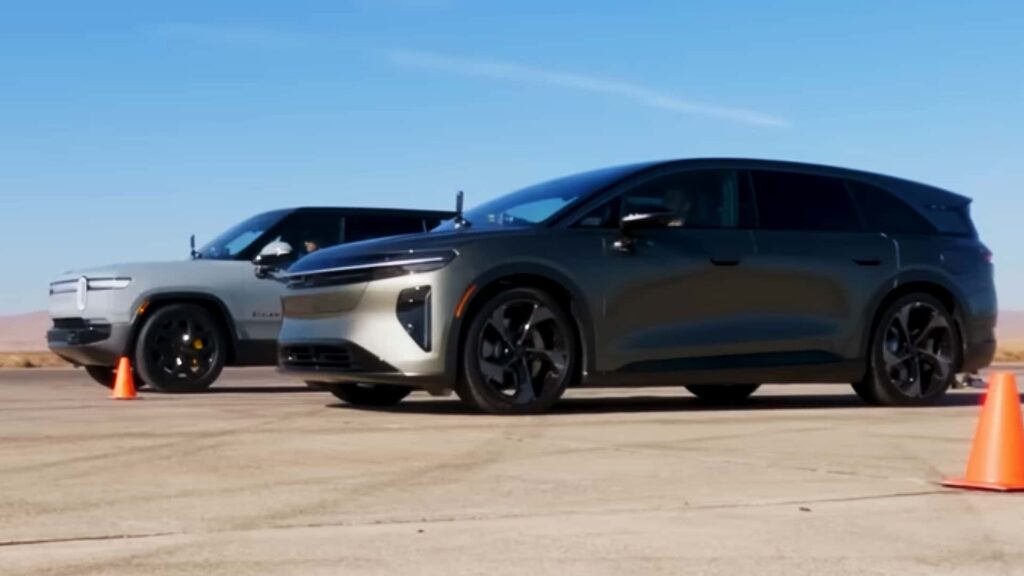 To elektriske SUV'er på en åben vej klar til at køre