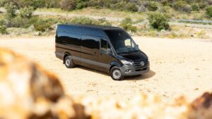 Sort Mercedes Sprinter varevogn parkeret i et naturskønt område