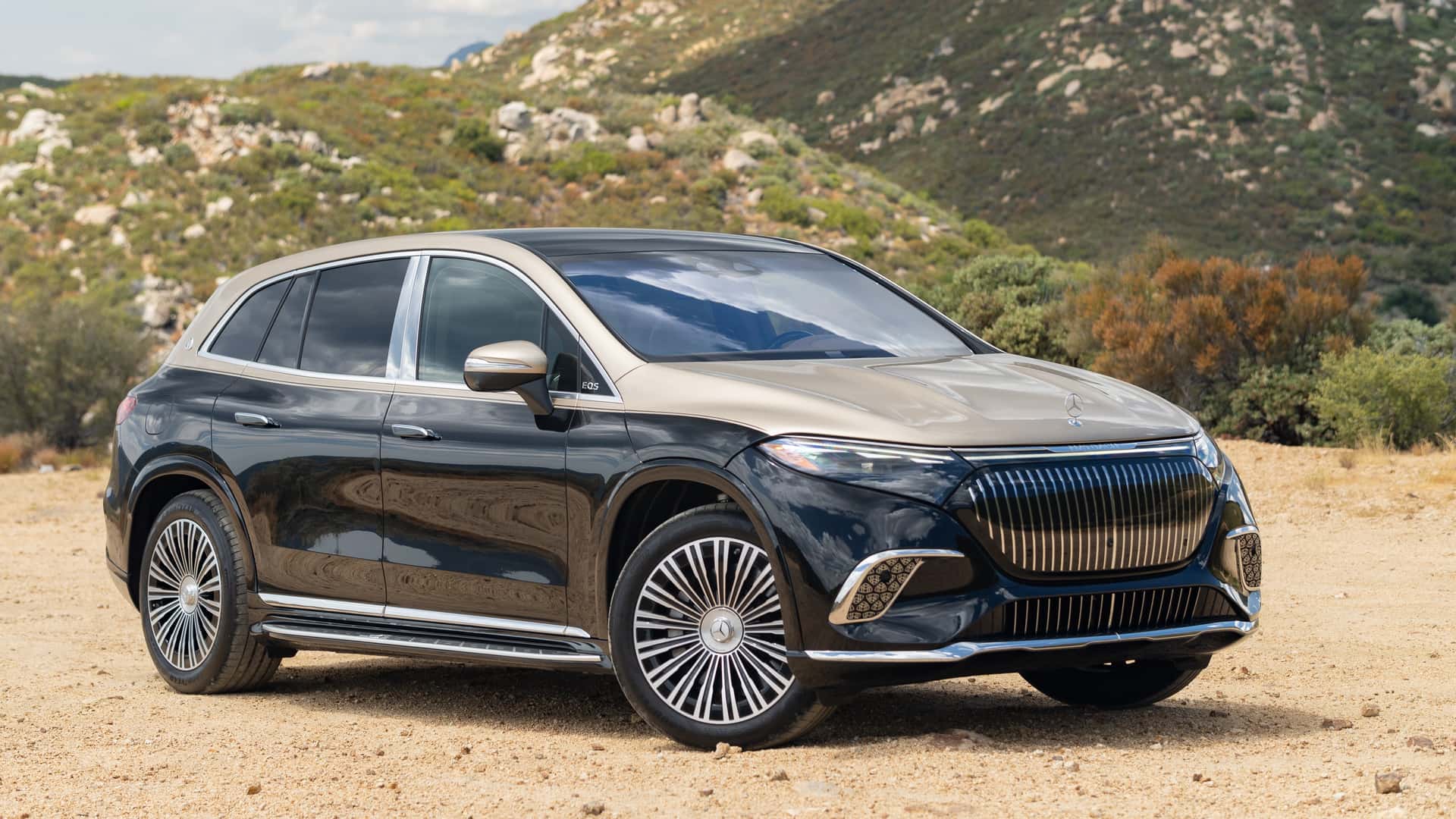 Luksuriøs elektrisk SUV fra Mercedes på en naturskøn baggrund