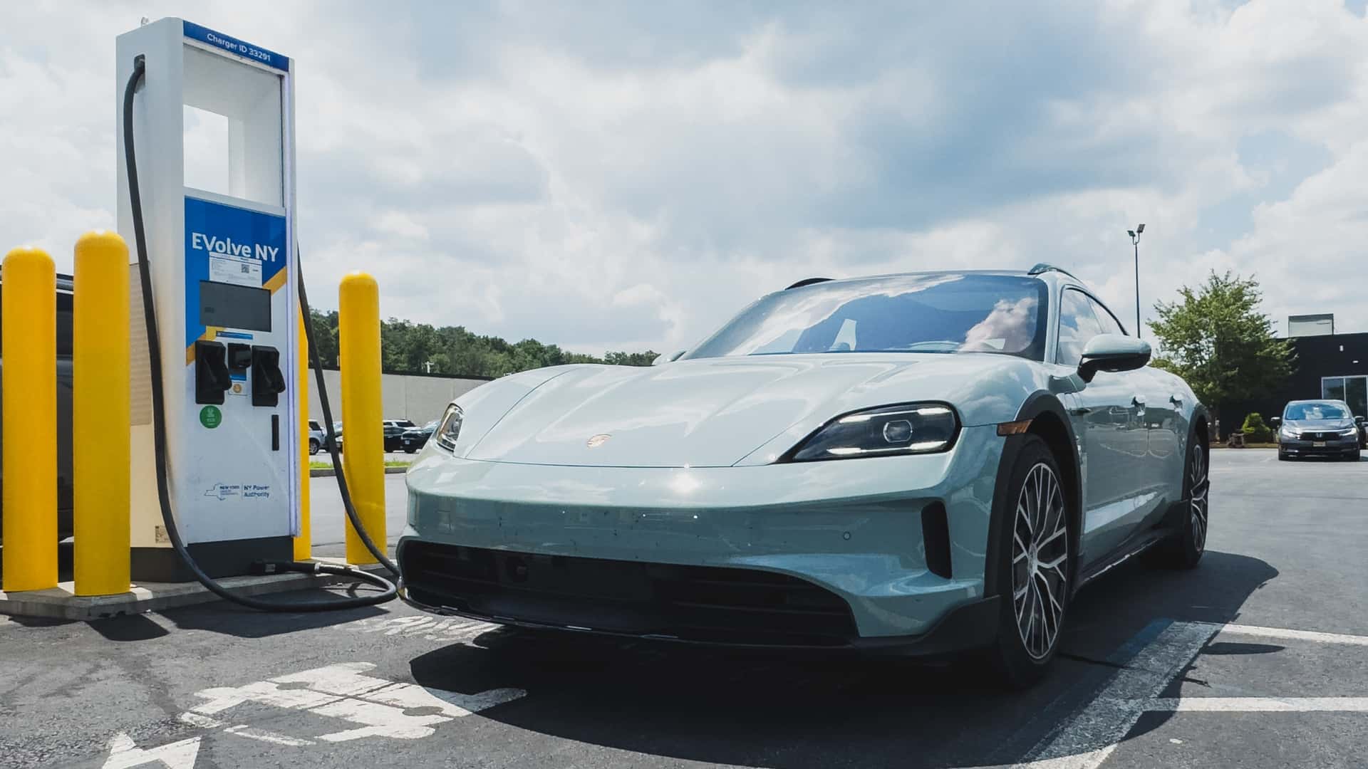Elektrisk bil ved en EV opladestation på en parkeringsplads