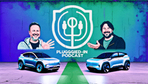 To elektriske biler foran et vægmaleri med værterne fra Plugged-in Podcast