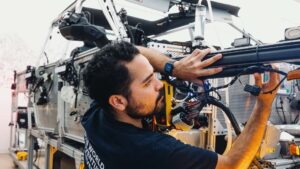 Ingeniør arbejder på kompleks elektronik i Tesla-laboratorium