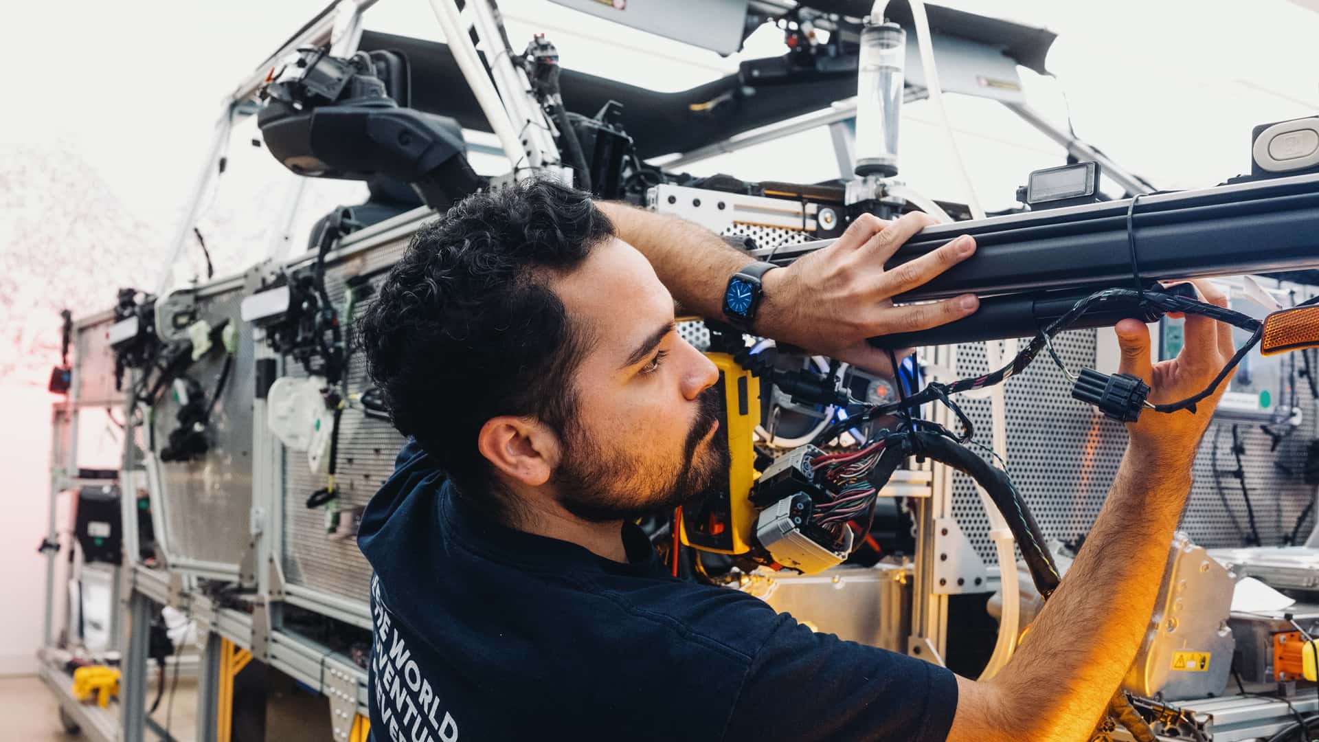 Ingeniør arbejder på kompleks elektronik i Tesla-laboratorium