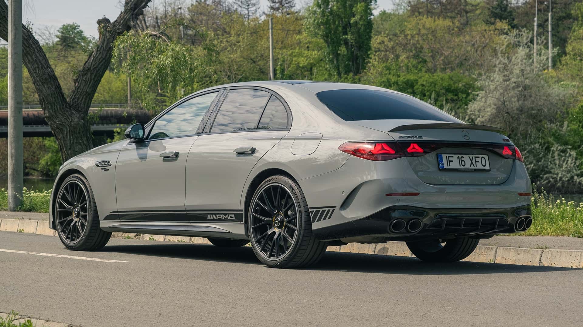 Luksuriøs grå sedan bil i et naturligt miljø