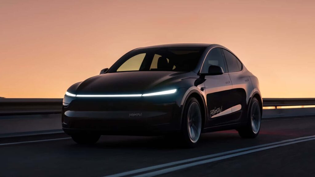 Tesla elbil kører på motorvej ved solnedgang