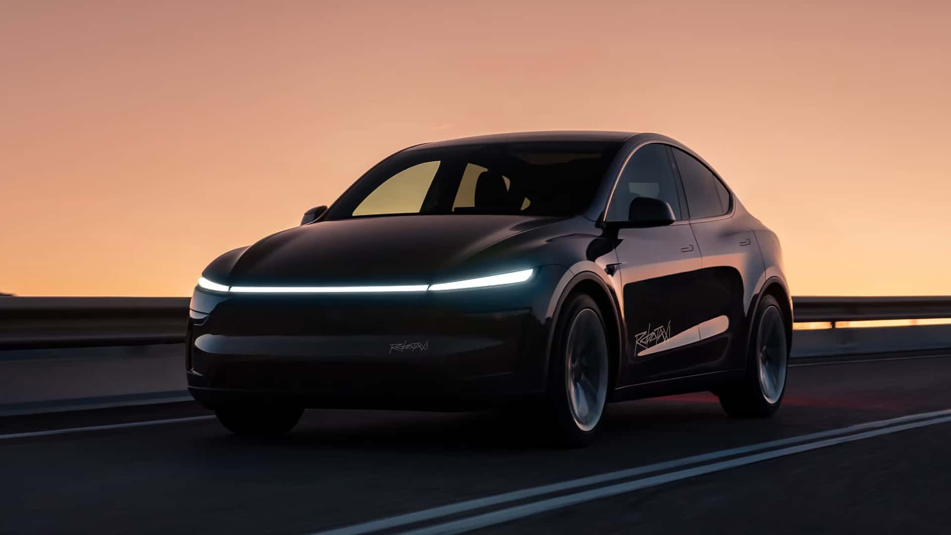 Tesla elbil kører på motorvej ved solnedgang