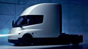 Tesla lastbil i profil i et moderne lager