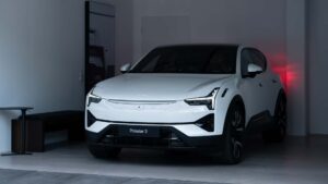 Hvid Polestar 3 elektrisk SUV parkeret i en moderne garage