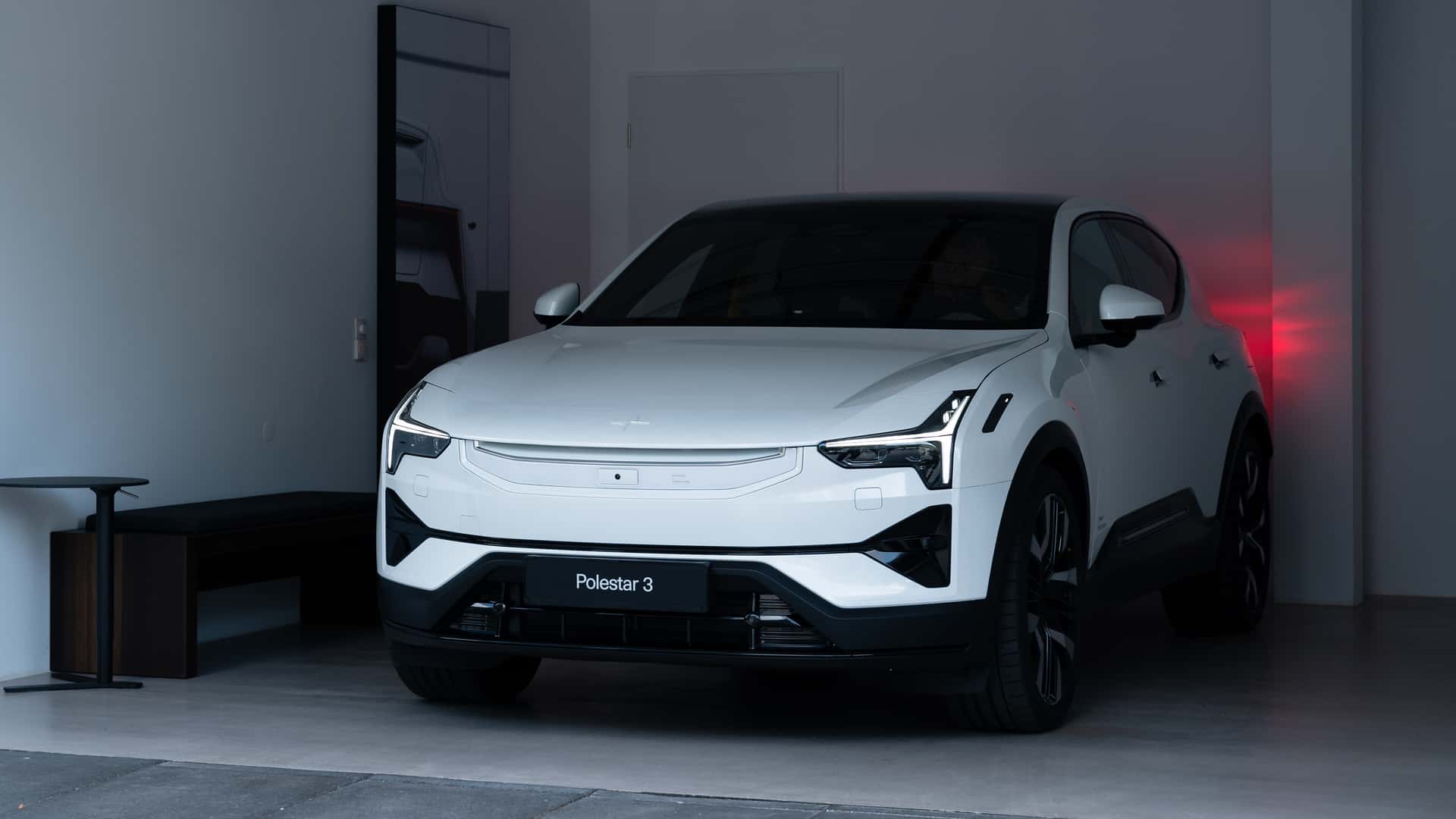 Hvid Polestar 3 elektrisk SUV parkeret i en moderne garage