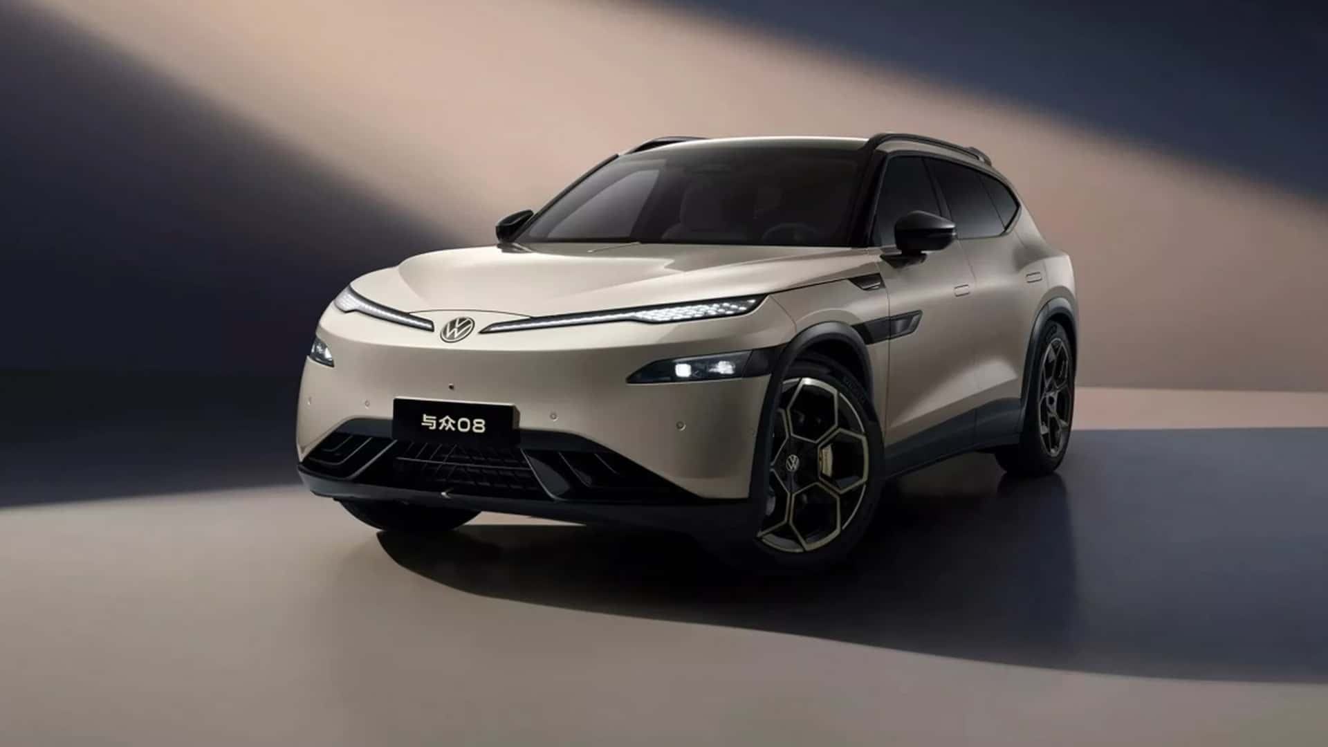 Moderne elbil fra Volkswagen i studieagtig belysning