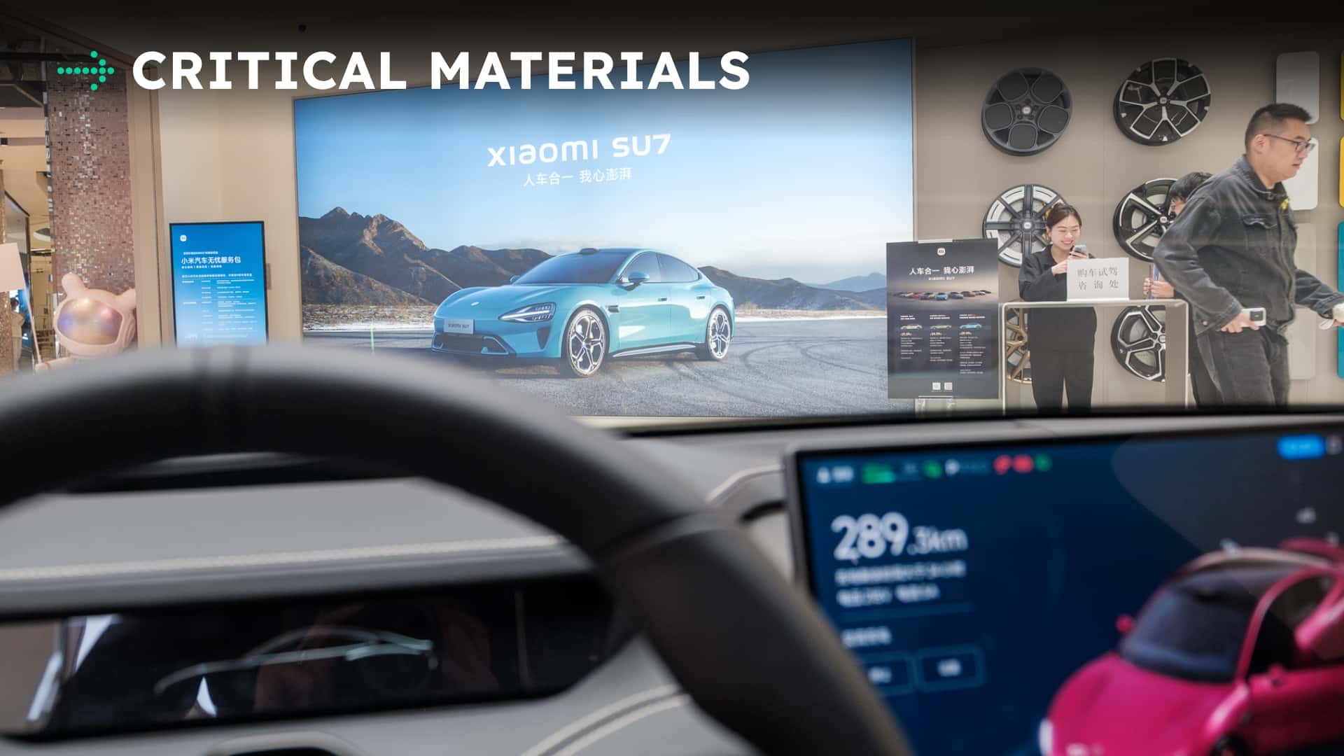 Indvendig udsigt fra en bil med Xiaomi SU7 elektrisk konceptbil vist på en skærm i en butik