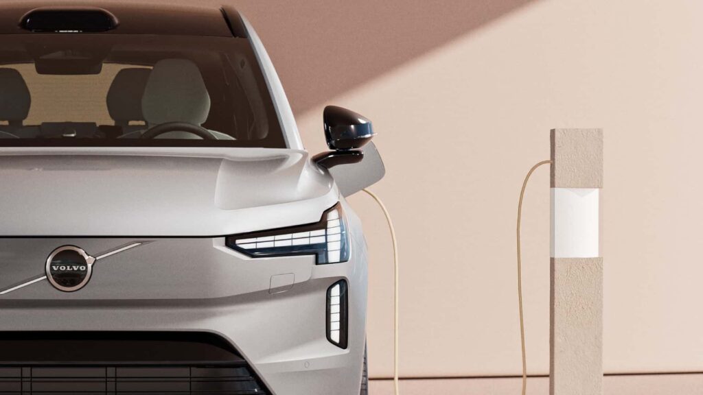 Elektrisk bil oplader ved en ladestation