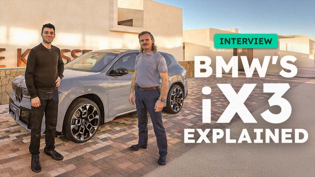 Interview med to personer ved siden af en BMW iX3 elbil