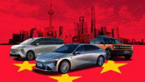 Tre elektriske biler foran Shanghai skyline med kinesisk flag i baggrunden