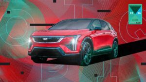 Rød elektrisk SUV-modell foran et grafisk baggrund med Inside EVs-pris