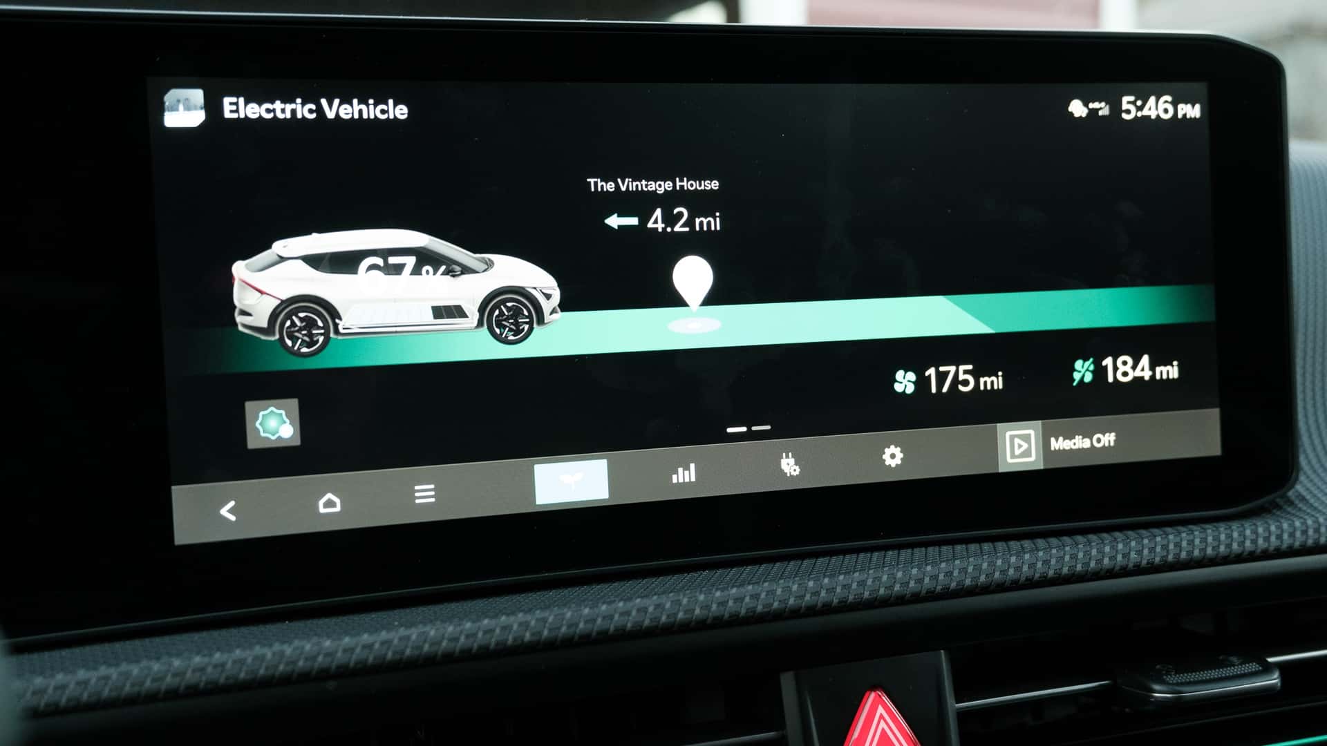 Tesla bilskærm viser navigationsvejledning og batteristatus