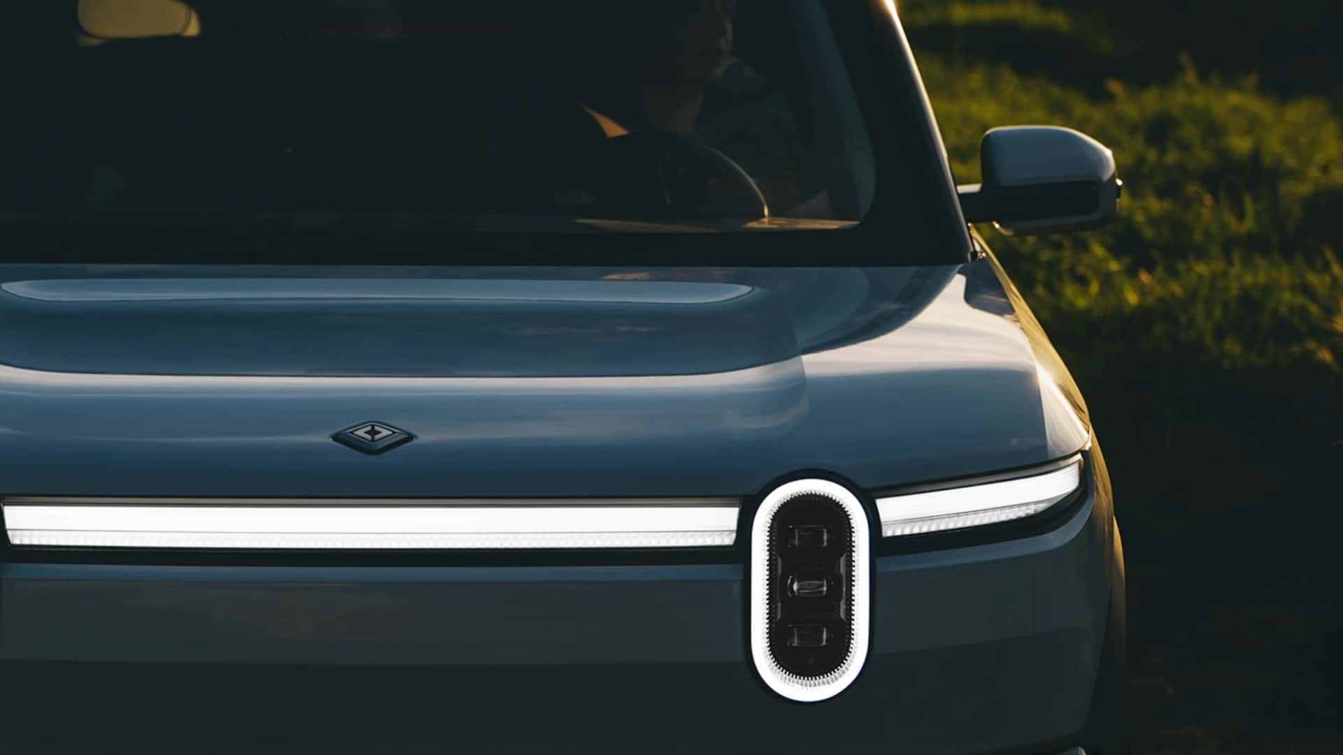 Forlygte på en moderne elektrisk bil i solnedgang