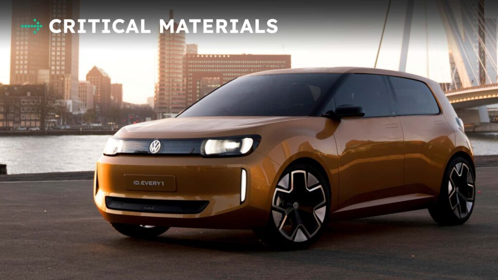 Elektrisk bybil i solnedgangen foran moderne arkitektur