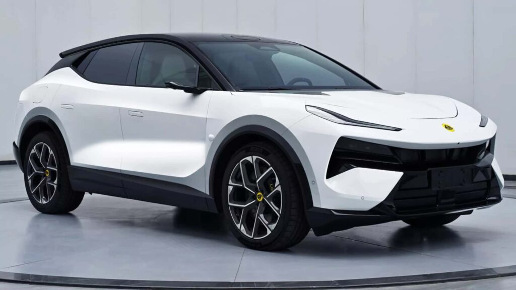 Hvid elektrisk SUV bil med moderne design på en drejescene