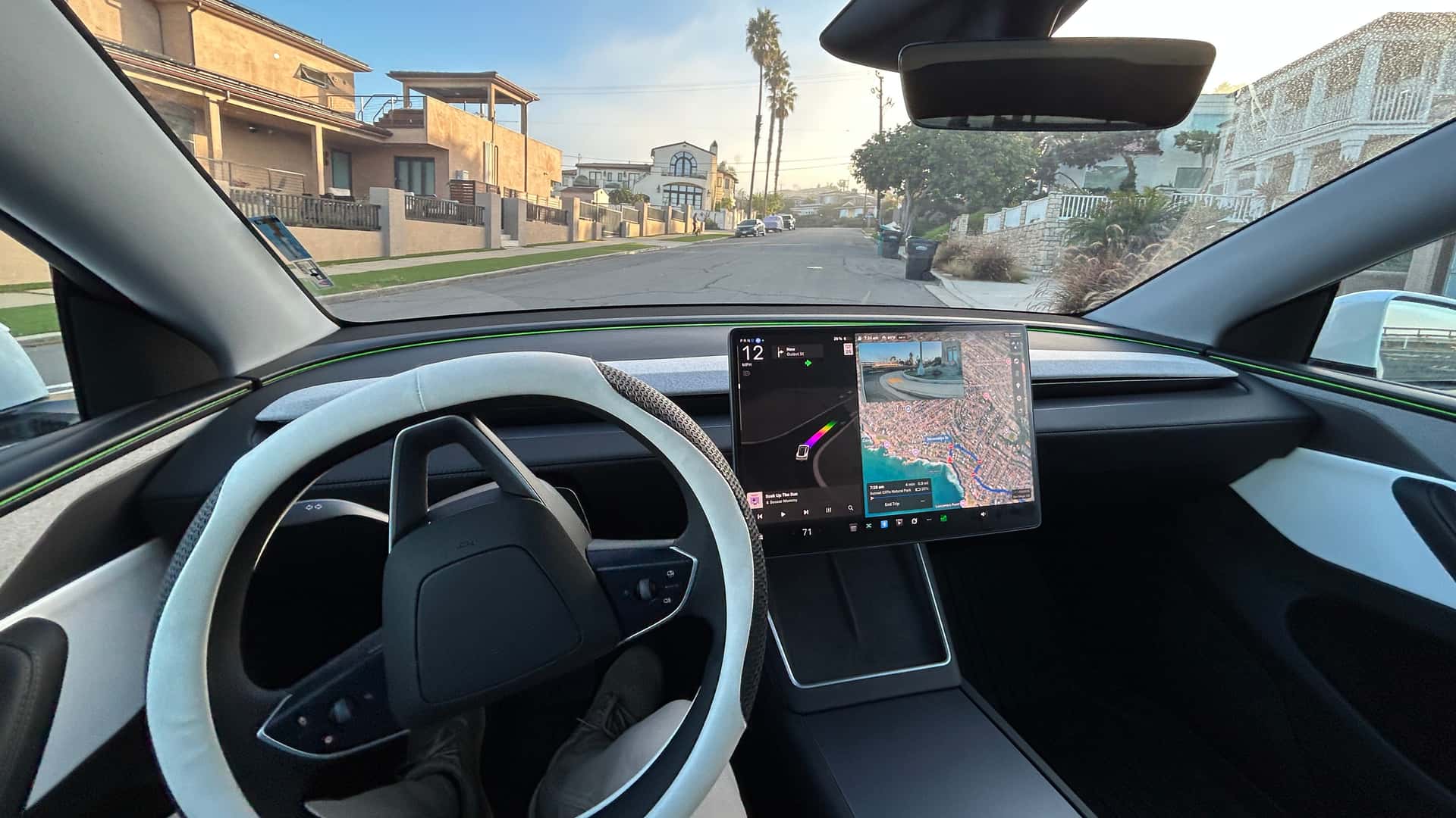 Indvendigt billede af Tesla bil med moderne instrumentbræt og kort på skærmen