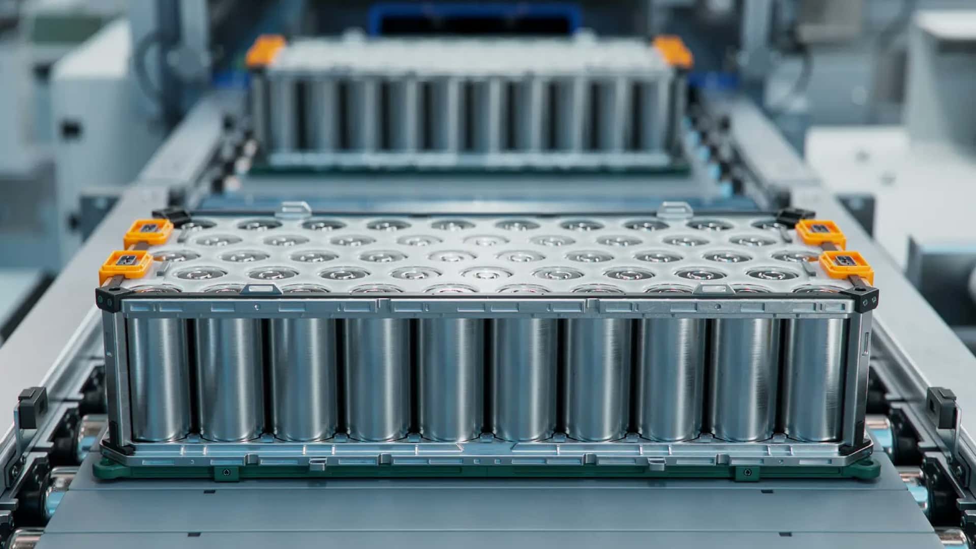 Nærbillede af en Tesla-batteripakke på produktionslinjen