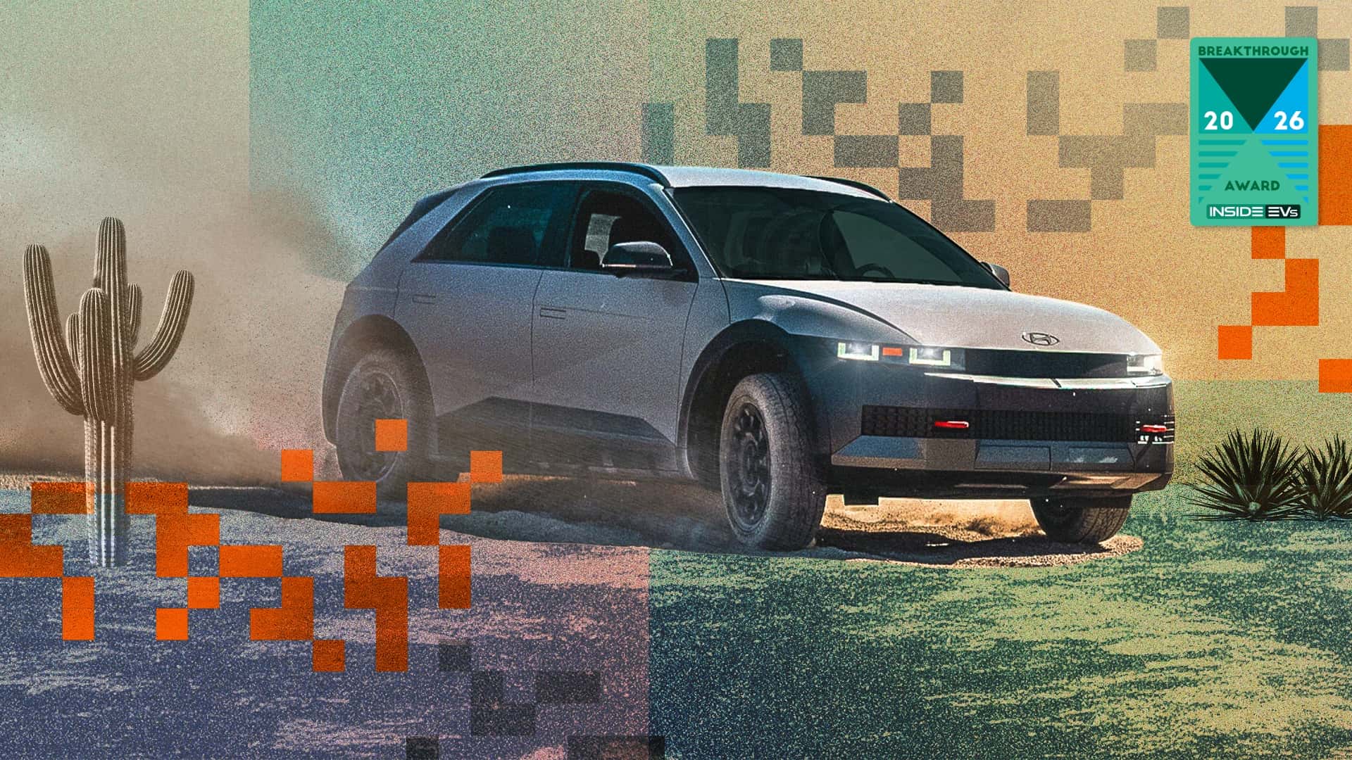 Elektrisk bil kører gennem ørkenlandskab med en kaktus i baggrunden