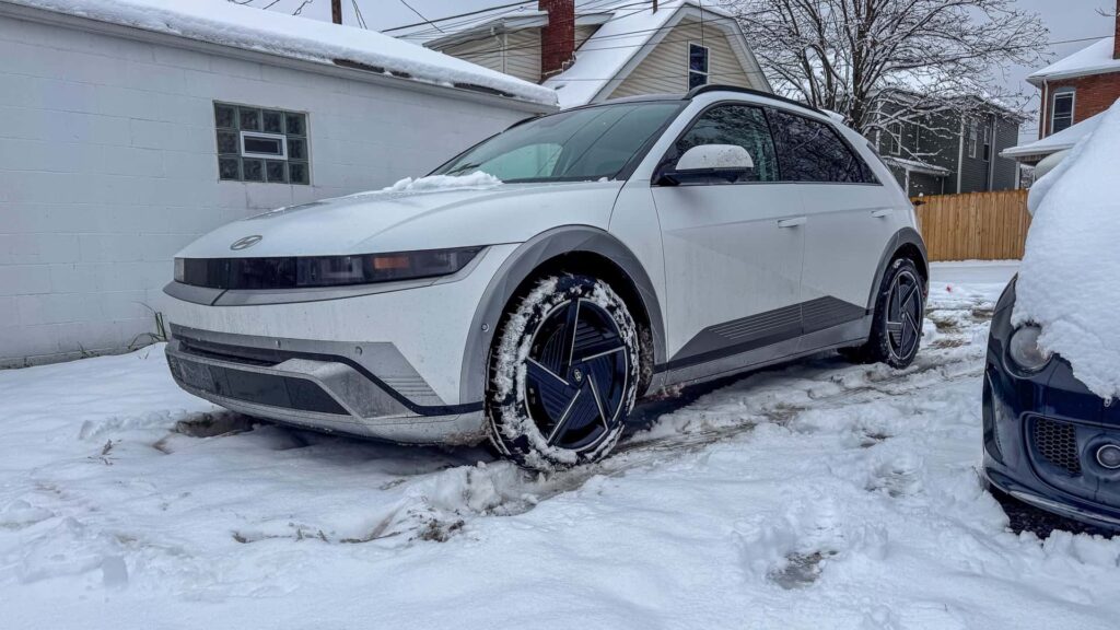 Elektrisk bil i sneklædt landskab