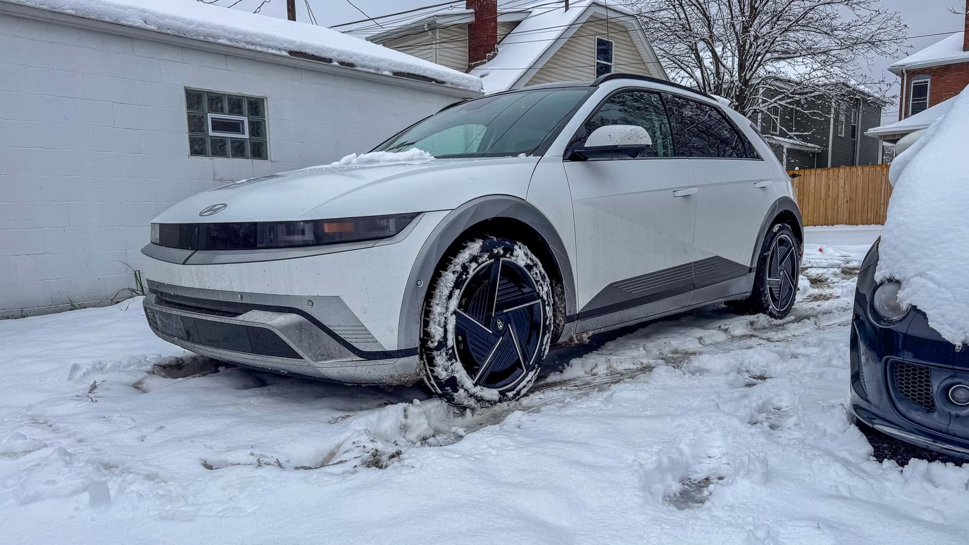 Elektrisk bil i sneklædt landskab