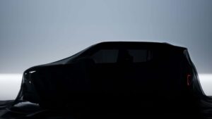 Silhuet af en tildækket Tesla-bil i mørke omrids