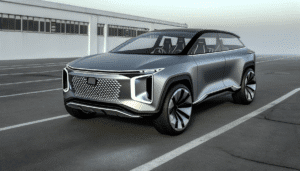 Futuristisk elektrisk bil med strømlinet design på en tom parkeringsplads