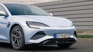 Nærbillede af en lynhurtig elektrisk bil model med moderne design og aerodynamiske linjer.