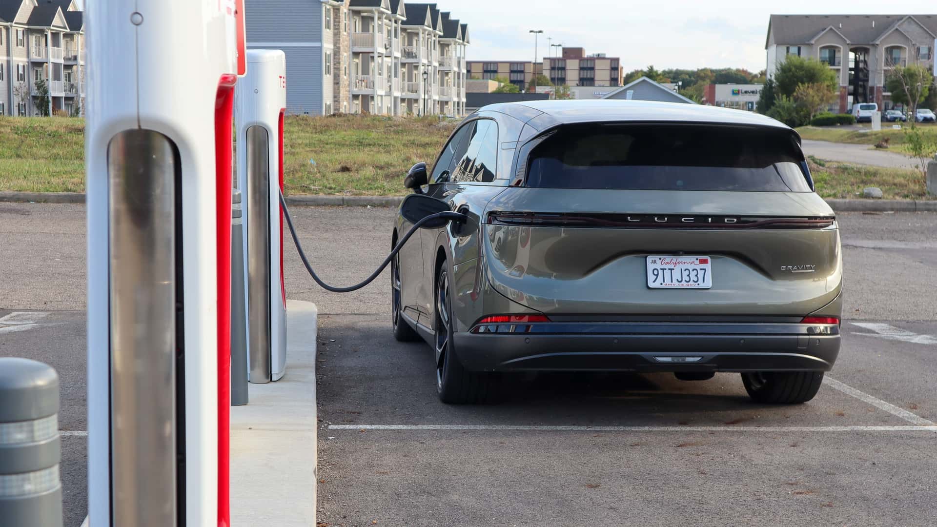 Elektrisk bil ved opladningsstation i bymiljø