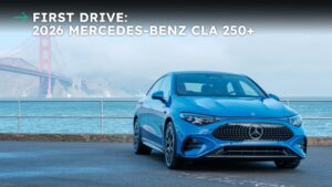 2026 Mercedes-Benz CLA 250+ ved en havudsigt med Golden Gate Bridge i baggrunden