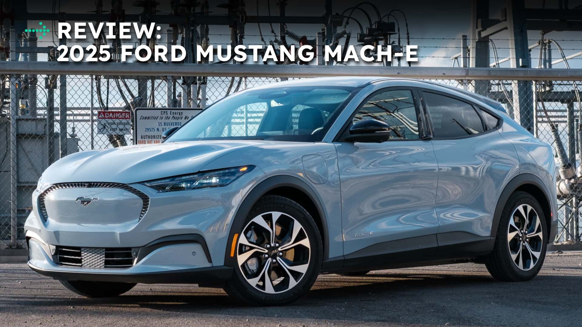 2025 Ford Mustang Mach-E anmeldelse med elektrisk bil i bybillede