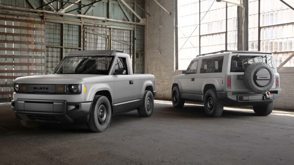 To elektriske terrængående køretøjer i en industriel lagerbygning