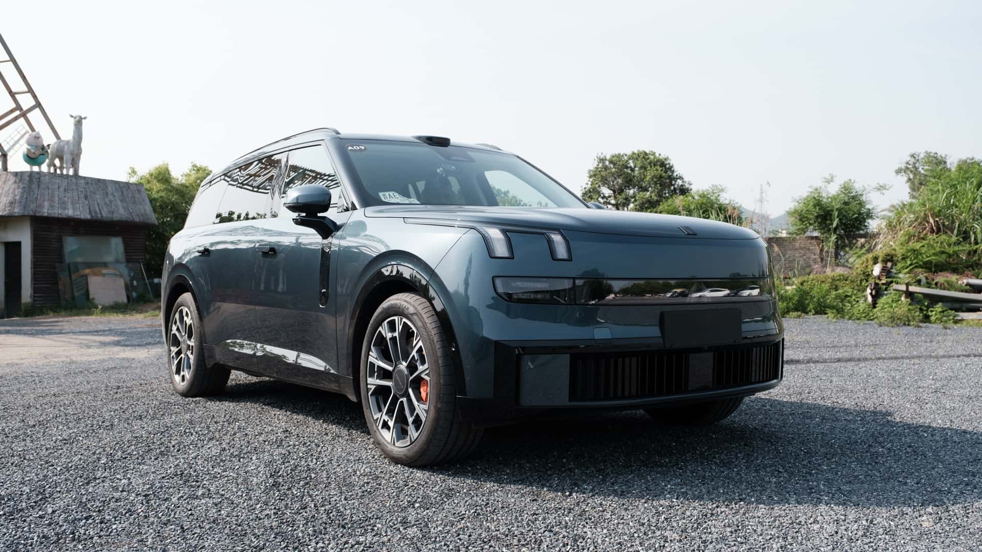 Sort elektrisk SUV parkeret udendørs på en solrig dag