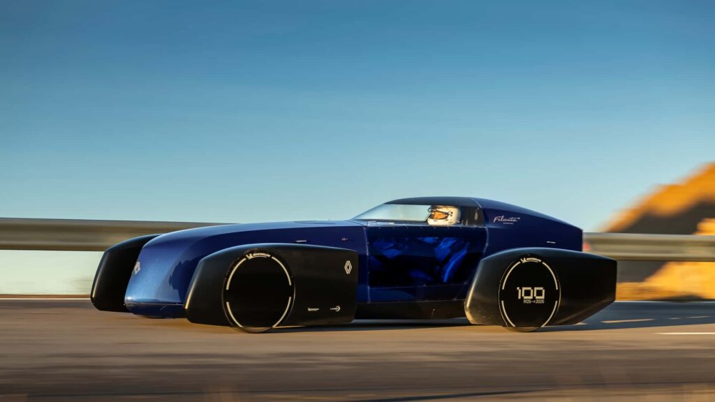 Futuristisk elbil kører på motorvej med aerodynamisk design