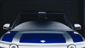 Frontudsigt af en moderne elektrisk bil med futuristisk design