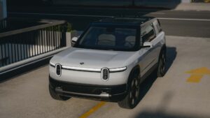Elektrisk SUV parkeret i sollys på en byvej