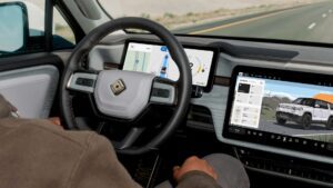 Fører i elbil med digitalt instrumentbræt og navigationssystem