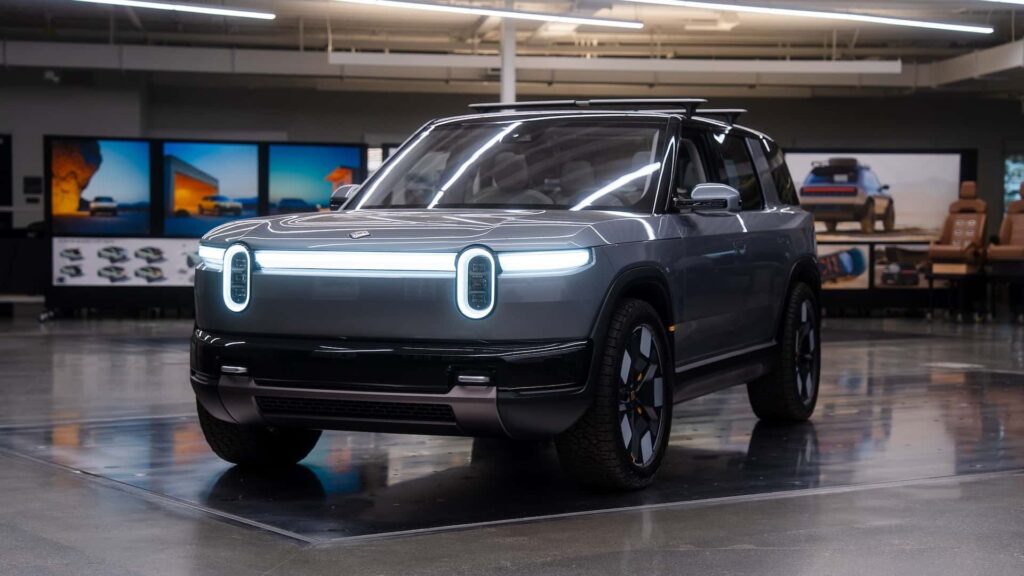 Elektrisk SUV med futuristisk design i et showrum