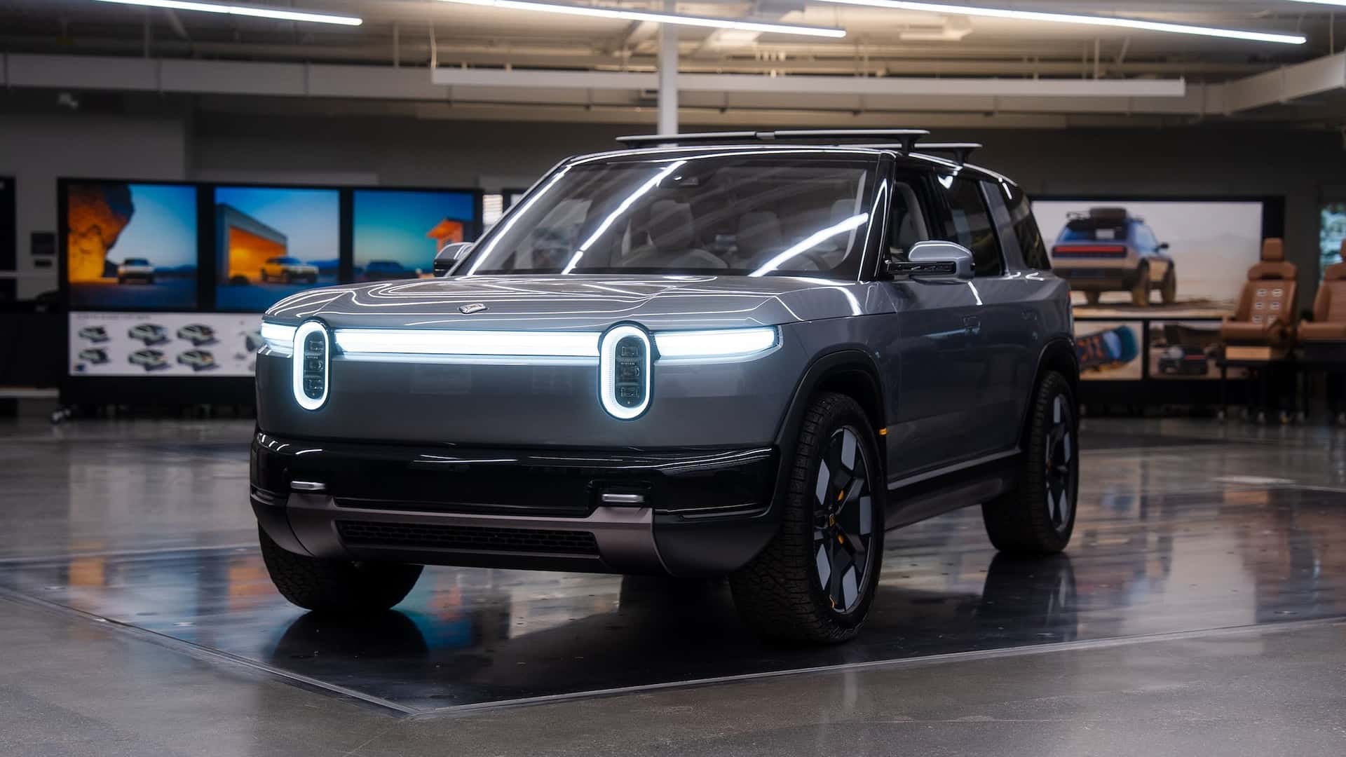 Elektrisk SUV med futuristisk design i et showrum
